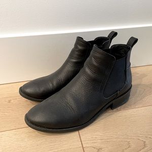 Steve Madden | Black Chelsea Boots